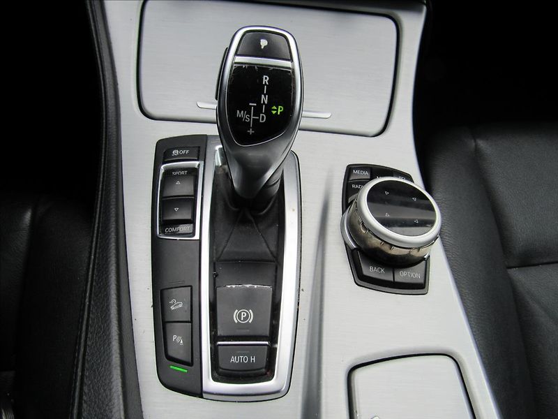 BMW Řada 5 3,0 d 530d xDrive - fotka 20 z 35