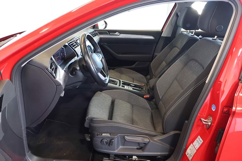 Volkswagen Passat 2.0 TDI Business Cockpit ACC - fotka 7 z 14