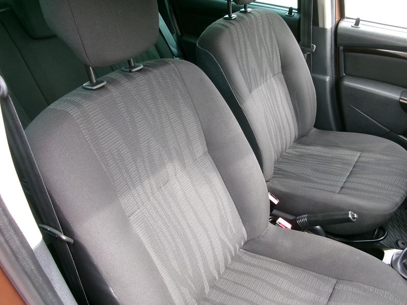 Dacia Duster (2010) 1,6 16V 4x4 KLIMA TAŽNÉ ALU - fotka 18 z 30