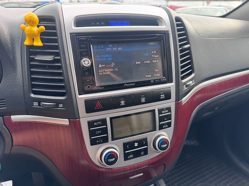 Hyundai Santa Fe (2007) 4X4 2,2CRDI 114KW 7 MÍST AUTOM - fotka 28 z 50