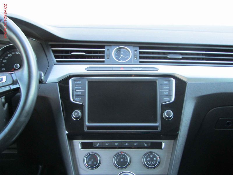 Volkswagen Passat (2015) 1.6 TDi, AC, výhřev sed - fotka 11 z 16