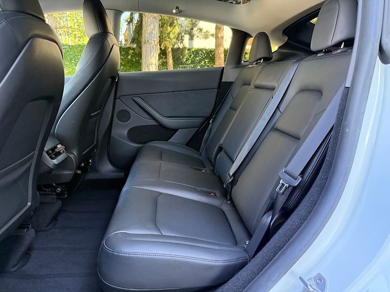 Tesla Model Y Long Range AWD - fotka 9 z 39