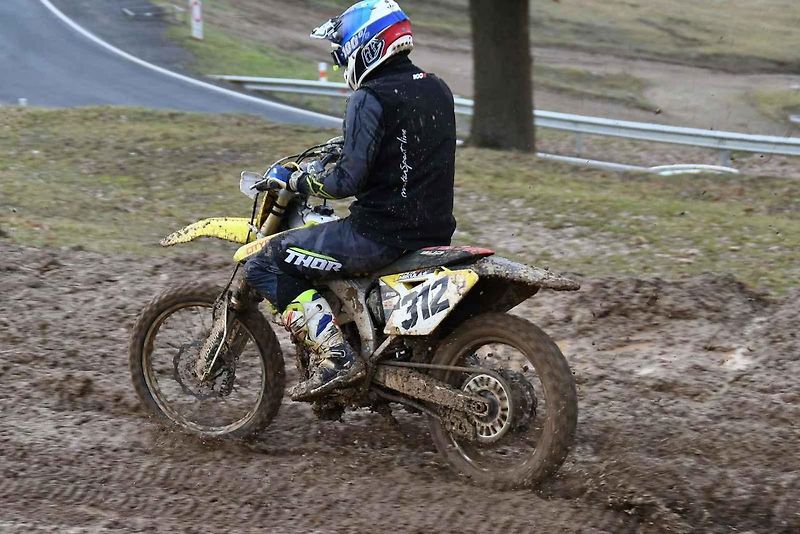 Obrovská motokrosová rodina ze Stříbrska se sešla hned na Nový rok na Terénu sv. Petra. A bylo z toho parádní odpoledne.