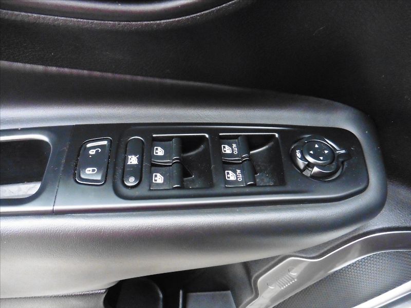 Jeep Renegade 2.0 Mjt 140k Limited 4WD - fotka 10 z 23