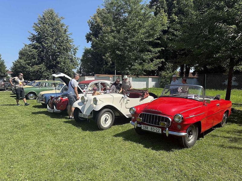 Návštěvníci akce mohli obdivovat kolem 140 historických automobilů, motorek i traktorů.