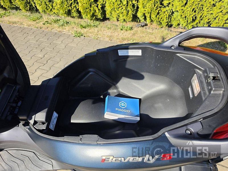 Piaggio Beverly 400 (2022) - fotka 15 z 16