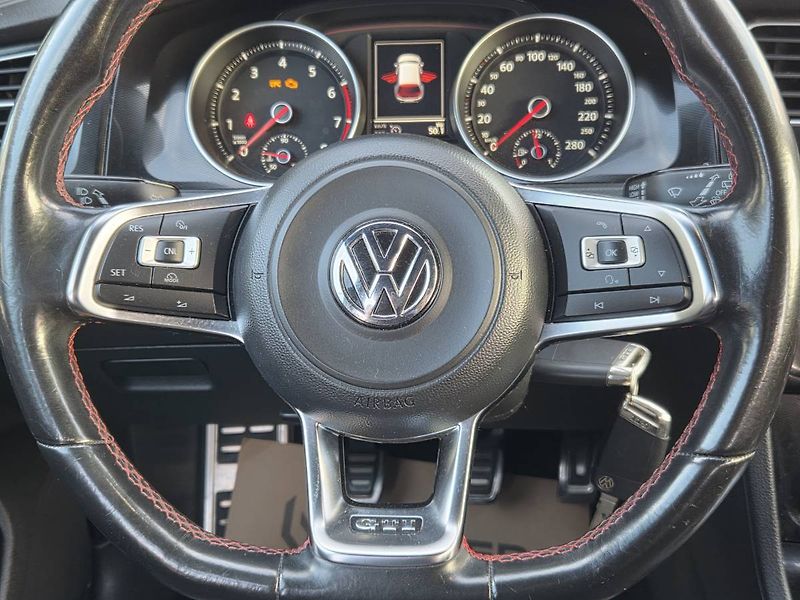 Volkswagen Golf 2.0 GTI - fotka 16 z 49