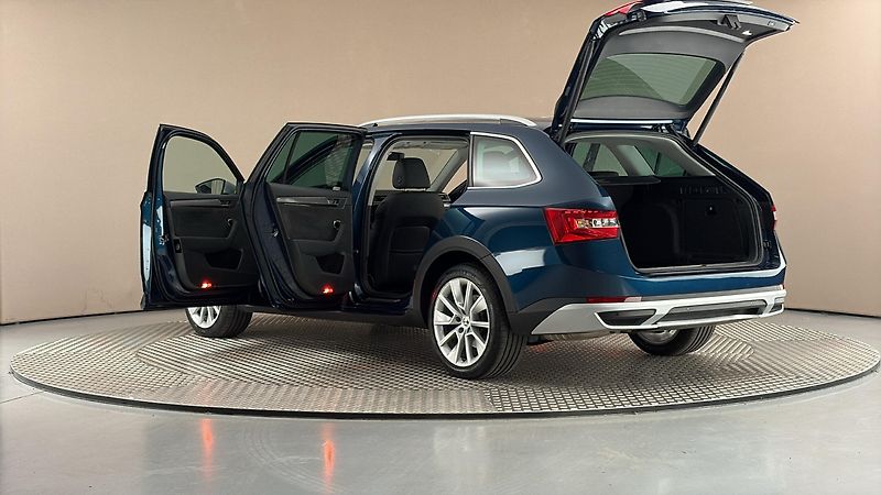 Škoda Superb 2.0 TDI DSG 4x4 Scout Combi - fotka 7 z 34