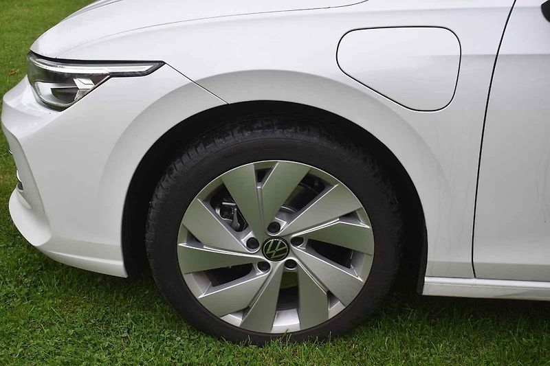 Volkswagen Golf eHybrid je ideální volbou pro ty, kteří po většinu roku jezdí často a na vzdálenosti do sta kilometrů