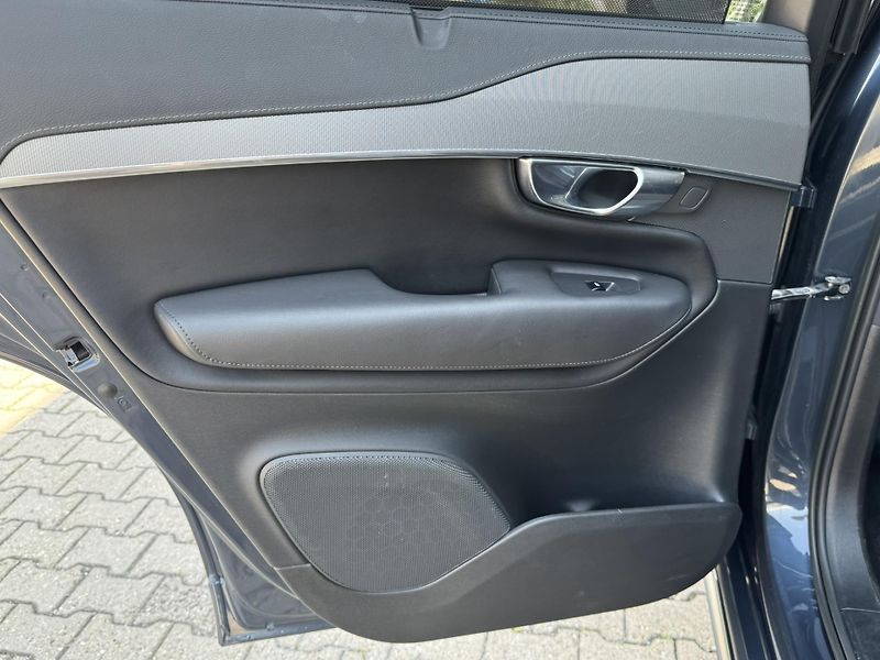 Volvo XC90 B5 (nafta) AWD PLUS DARK - fotka 19 z 51
