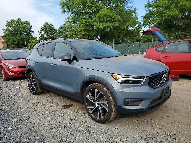 Volvo XC40 (2020) T5 R-DESIGN  - fotka 2 z 11