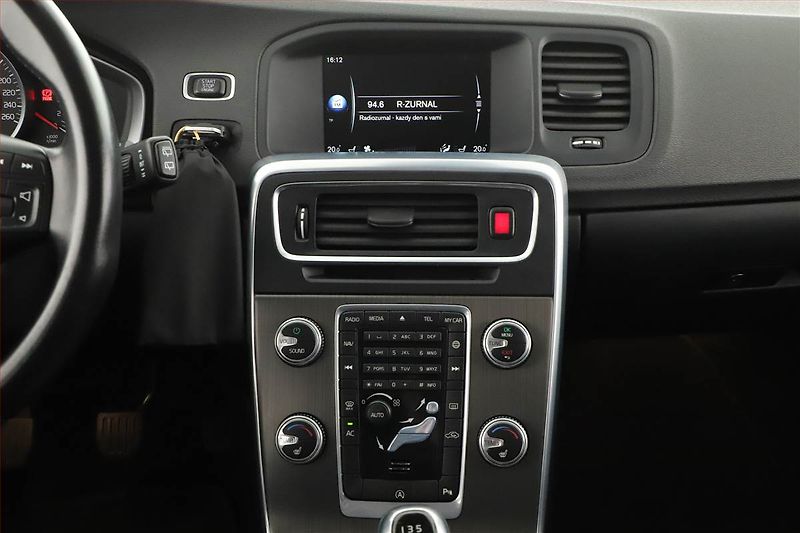 Volvo V60 (2016) T4 2.0, Serv.kniha, Kůže, Navi - fotka 9 z 17