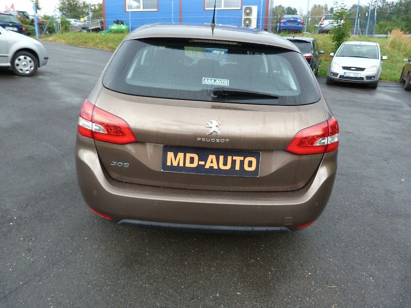 Peugeot 308 1,2 PureTech - fotka 6 z 23