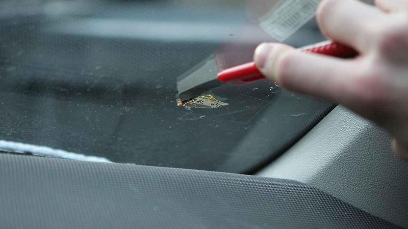 Z ohleduplnosti k čelnímu sklu jsme začali plastovou škrabkou