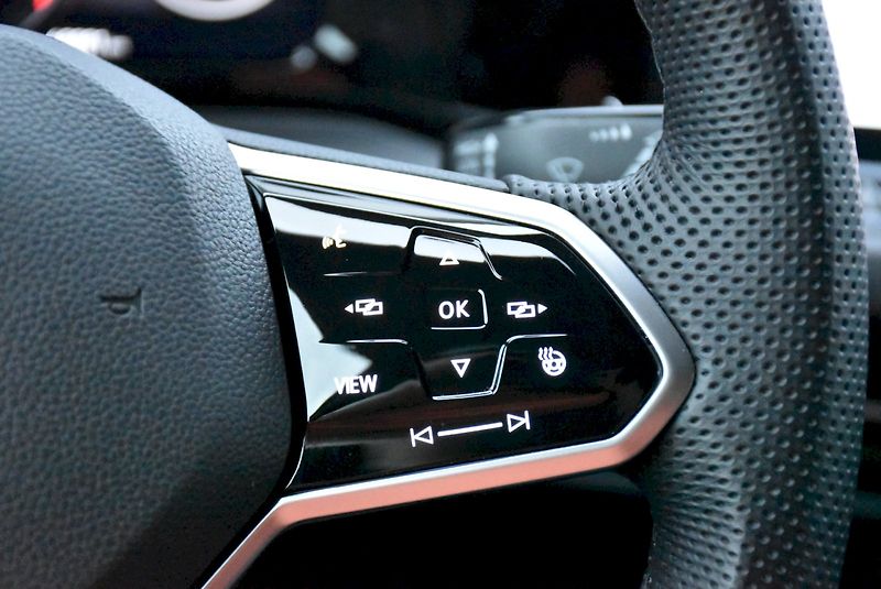 Volkswagen Golf (2022) GTI 2.0 TSI 180kW - fotka 31 z 33