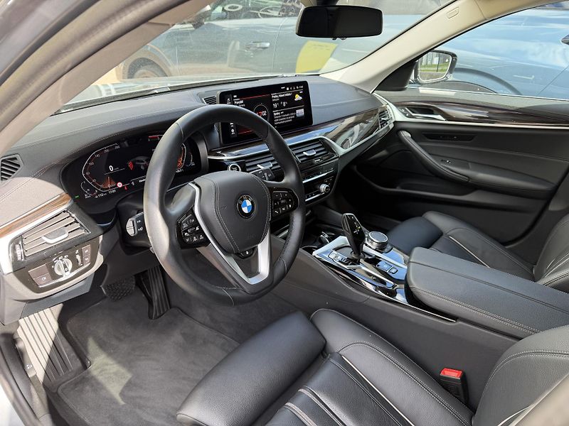 BMW Řada 5 (2023) 530d Touring xDrive - fotka 20 z 44
