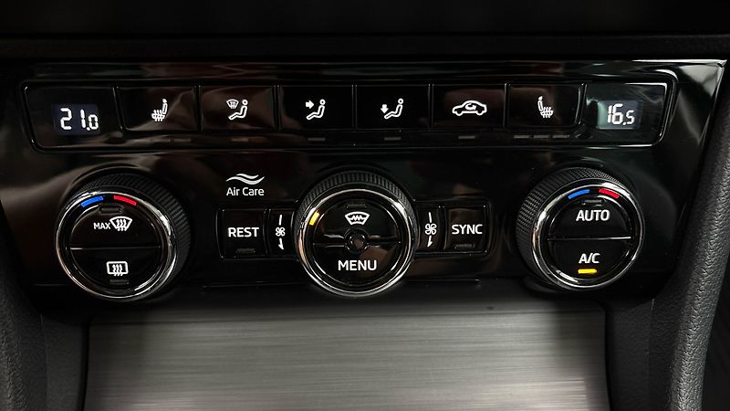 Škoda Superb 2.0 TSI DSG 4x4 Scout Combi - fotka 13 z 36