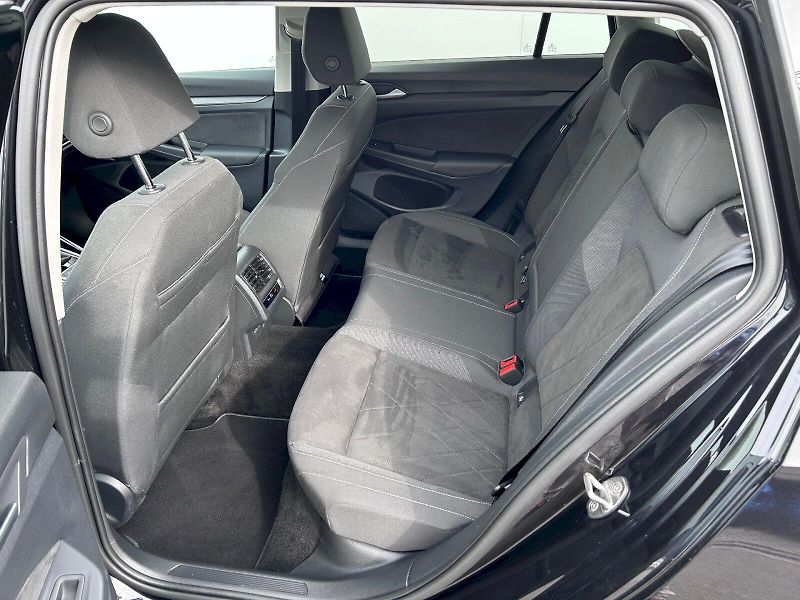 Volkswagen Golf (2023) 1.5 TSI 110kW Style - fotka 25 z 35