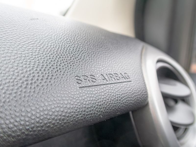Mazda 2 (2008) 1.4i 63KW – PO SERVISU - fotka 23 z 33