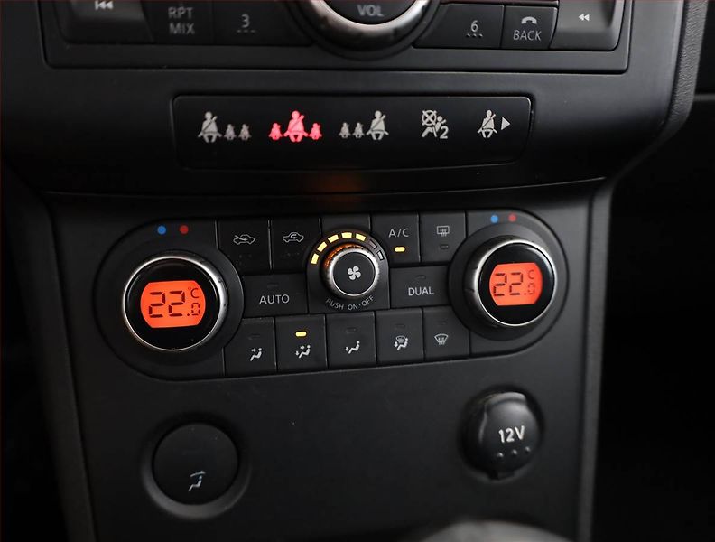 Nissan Qashqai (2009) 2.0 dCi, 7 míst, ČR,1.maj - fotka 10 z 17