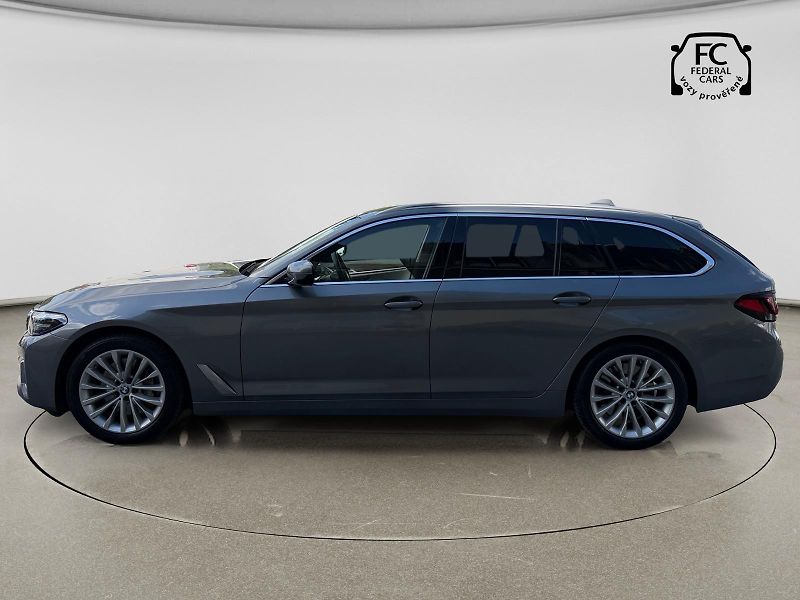 BMW Řada 5 (2023) 530d Touring xDrive - fotka 2 z 44