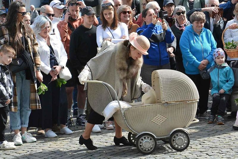 Stovka nablýskaných motocyklů a automobilů předválečné a meziválečné éry vyrazila v neděli z Horního náměstí v Přerově na spanilou jízdu regionem. Nejstarší účastnicí byla osmaosmdesátiletá Libuše Šulcová, která na trasu vyrazila na motocyklu BSA 770 se s