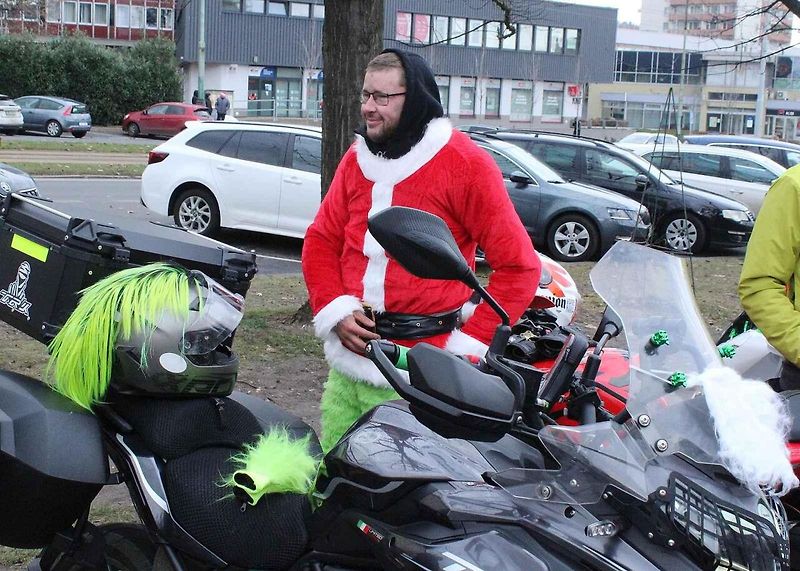 Konvoj motorkářů převlečených za Santa Clause již pošesté projel centrem města Mostu. Na snímku je nádherně vyzdobený 
