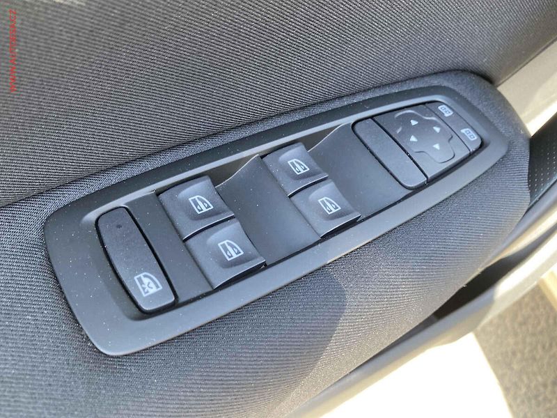 Renault Mégane (2018) 1.6 SCe, ČR, AC, tempo, park - fotka 13 z 16