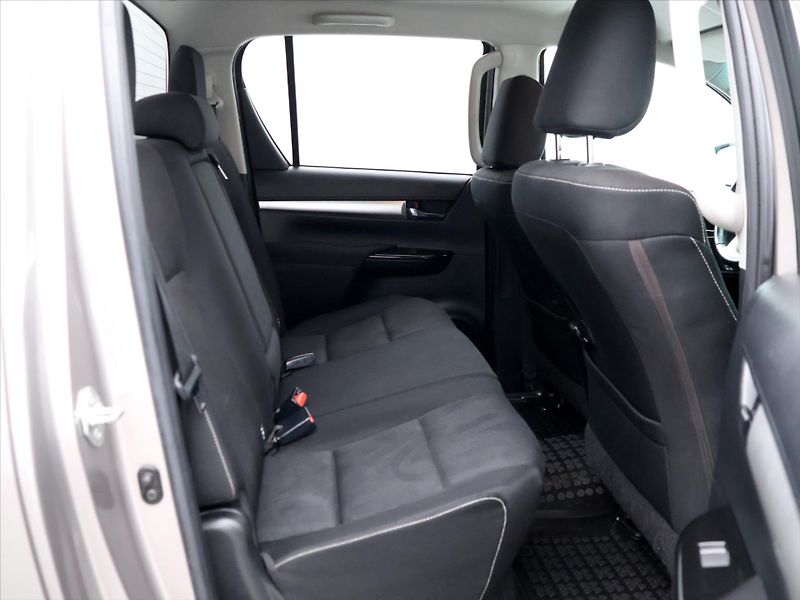 Toyota Hilux 2,4 D-4D 110kW Automat Tažné - fotka 11 z 28