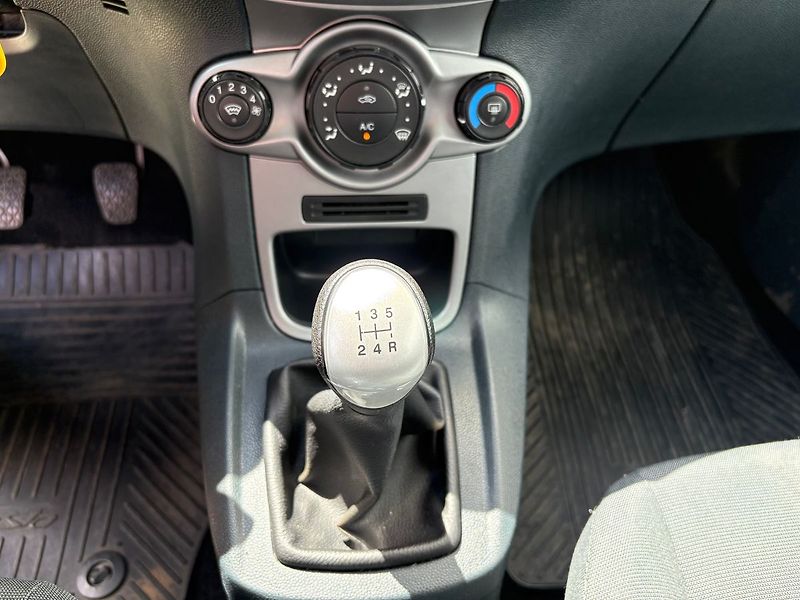 Ford Fiesta 1.3i, 44kW, Klima, Výhřevy - fotka 10 z 15