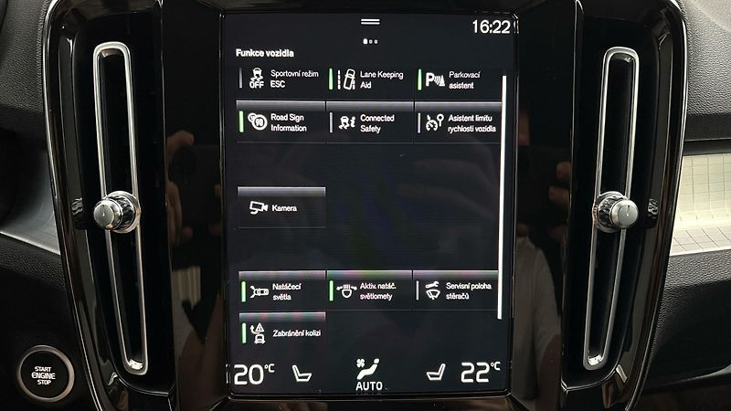 Volvo XC40 2.0 B4 AUT AWD Momentum Pro - fotka 25 z 29