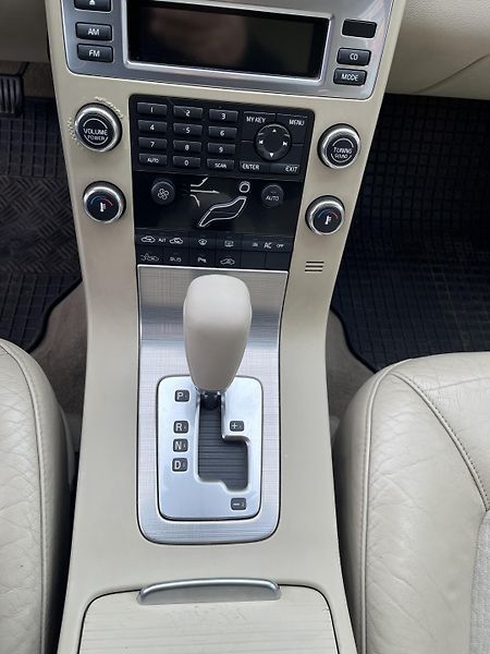Volvo V70 2.4 D5 136 kW Automat - fotka 19 z 30