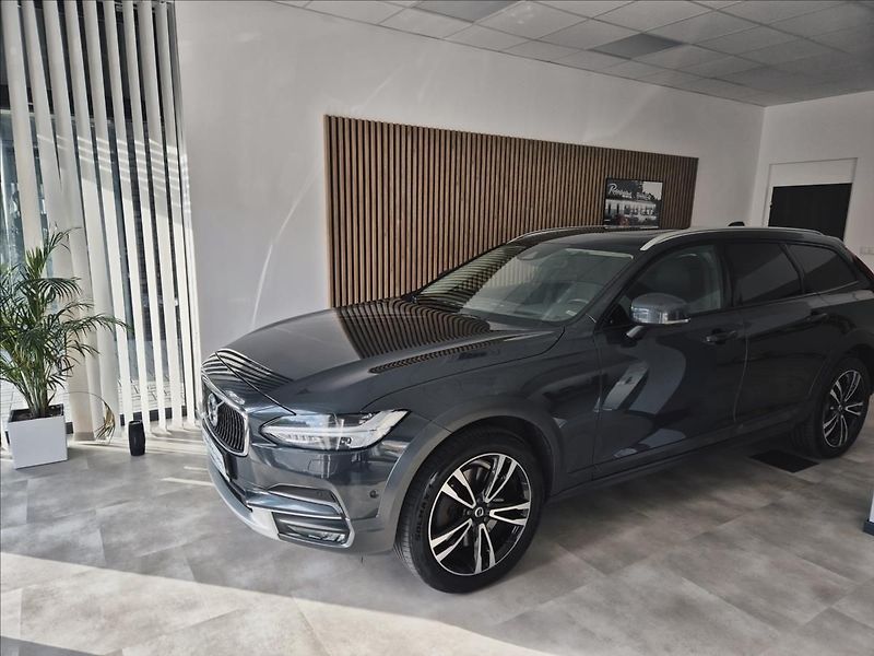 Volvo V90 CC D5 AWD Drive-E Pro POLESTAR - fotka 4 z 46