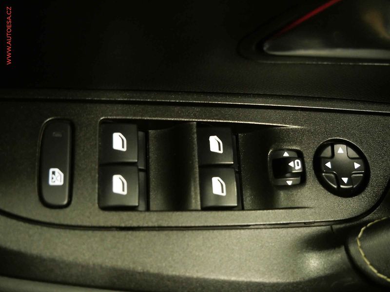 Peugeot 2008 (2020) 1.5HDI, ČR, AT, navi, LED - fotka 14 z 23