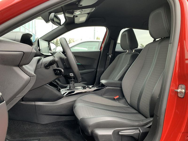 Peugeot 2008 ALLURE 1.2 PureTech 74kW MAN6 - fotka 17 z 33
