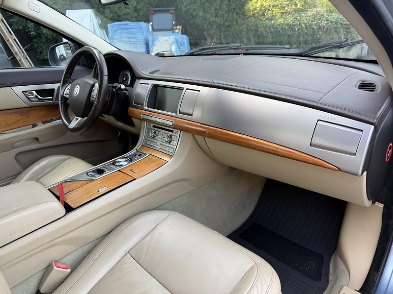 Jaguar XF 2.7D 152 kW - fotka 19 z 22