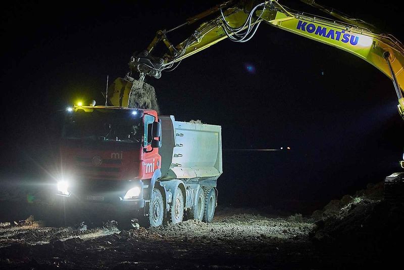 Na stavbě dálnice D11 se pracuje i za tmy.