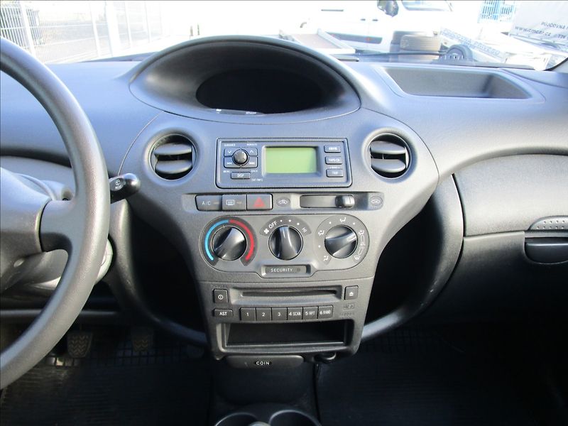 Toyota Yaris 1.0VVT-i Terra KLIMA - fotka 9 z 35