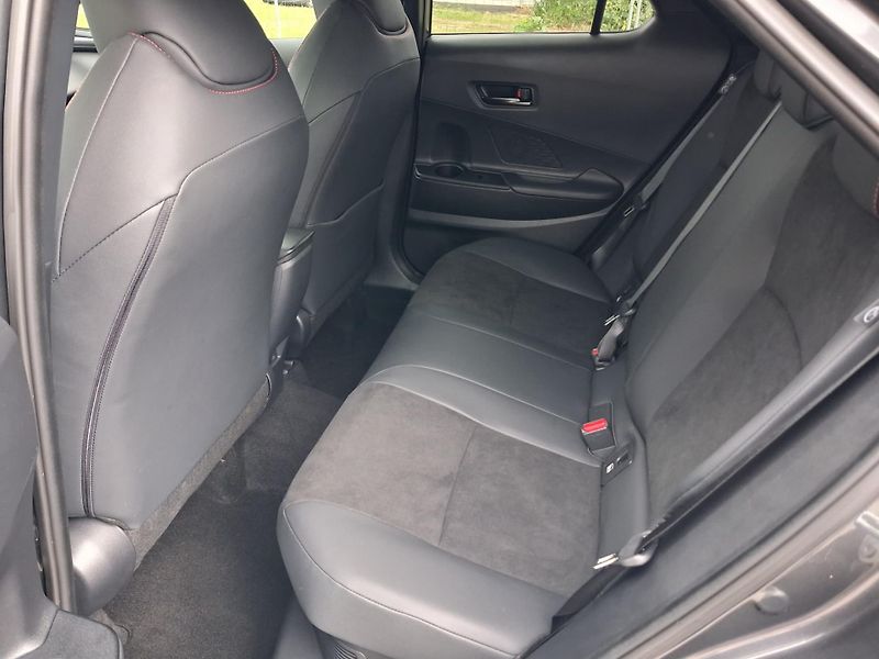 Toyota C-HR 2,0 HEV e-CVT GR Sport - fotka 23 z 26