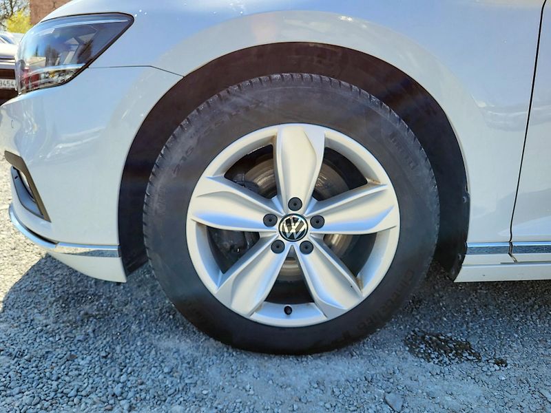 Volkswagen Passat SEDAN 2.0 TDi ELEGANCE *ČR - fotka 36 z 48