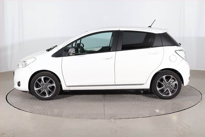 Toyota Yaris (2014) 1.33 Dual VVT-i, Tempomat - fotka 3 z 22