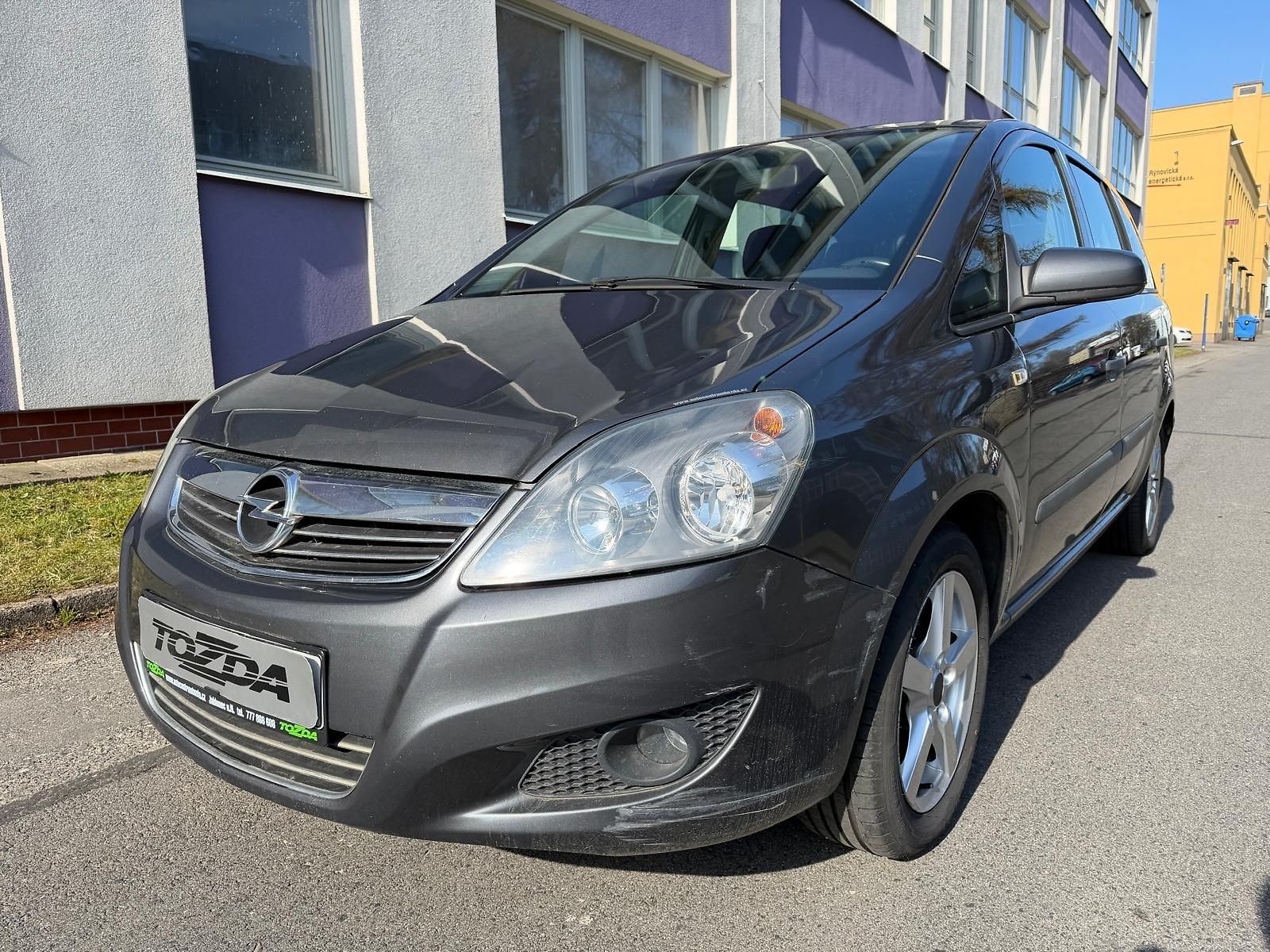 Opel Zafira 1,6 16V 7- místný + pneu 