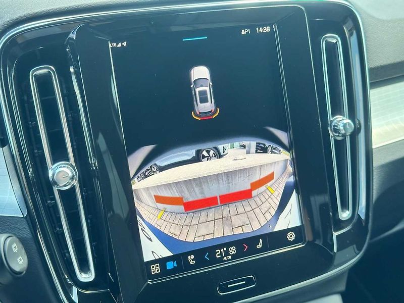 Volvo XC40 PLUS DARK B4 145kW, BLIS, ACC - fotka 13 z 16