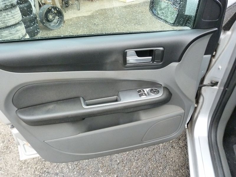 Ford Focus 1.6 16v - fotka 10 z 18