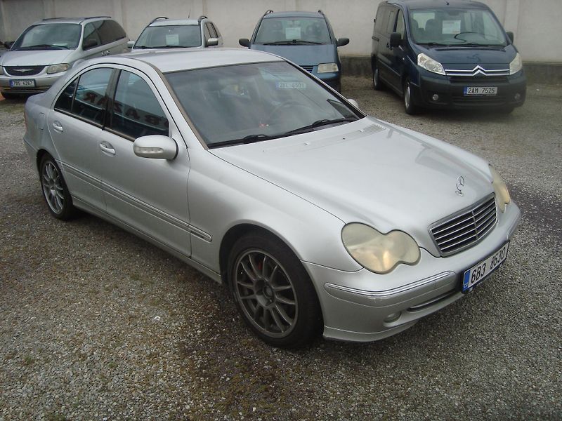 Mercedes-Benz Třídy C (2002) 270CDI - fotka 2 z 15