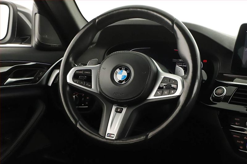 BMW Řada 5 (2020) M Sport 530d xDrive - fotka 8 z 17