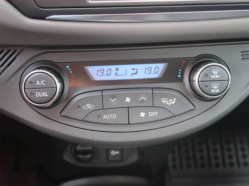 Toyota Yaris (2015) 1.5 Hybrid, Automat, Kůže - fotka 16 z 18