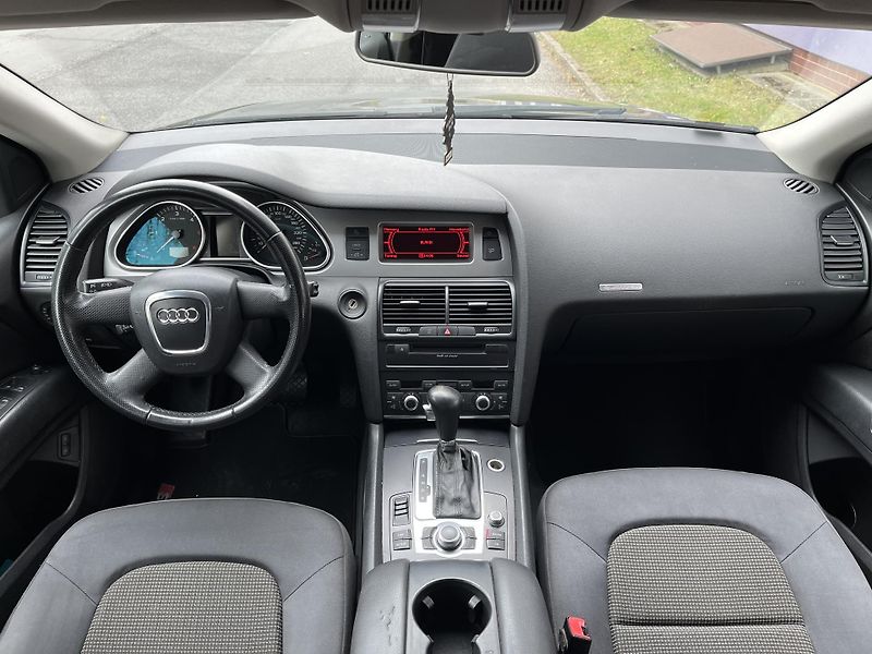Audi Q7 3,0 TDI V6 Quattro - fotka 29 z 34