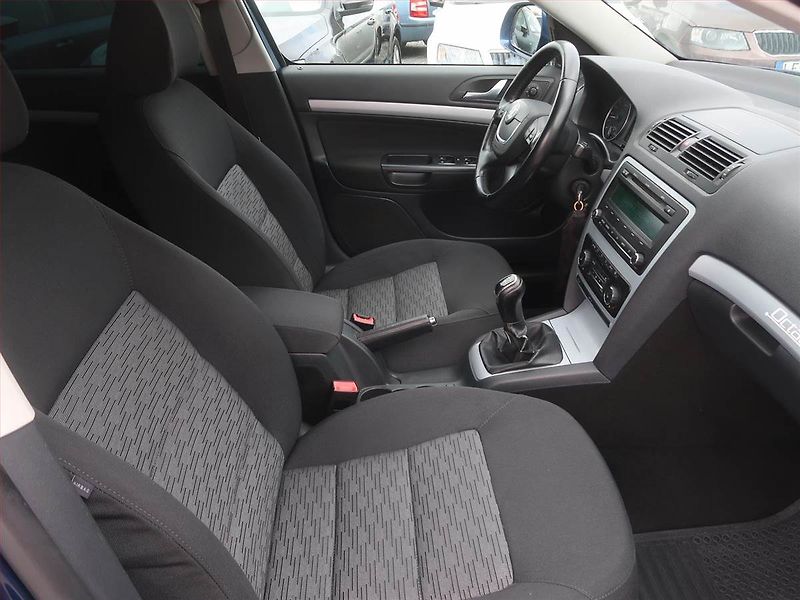 Škoda Octavia (2011) Ambition 1.6 TDI, Tempomat - fotka 9 z 15