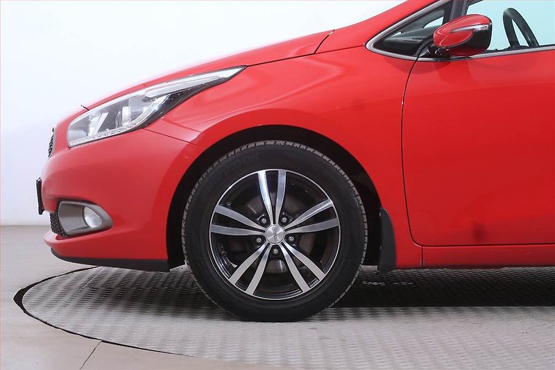 Kia Ceed (2015) 1.6 GDI, Serv.kniha, Tempomat - fotka 14 z 21